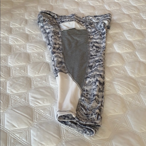 2/$10 Athleta cropped yoga pants - Picture 3 of 4
